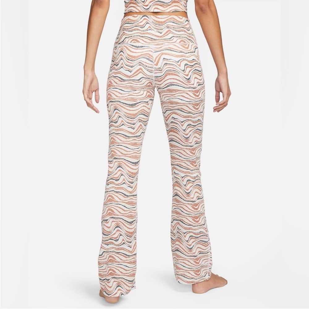 SOLD Nike NWT Yoga Luxe Fit & Flare Full Length Tight Fit Pants White Rust - Picture 2 of 10